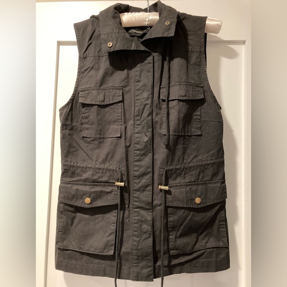 Woman’s Black, hooded, utilitarian vest. - Picture 1 of 3